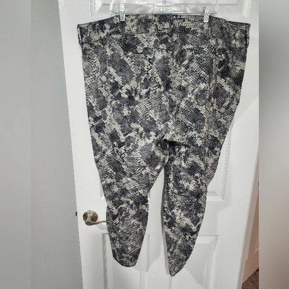 Torrid Jegging - Super Stretch Grey Snakeskin Print in Size 28R - Picture 9 of 16